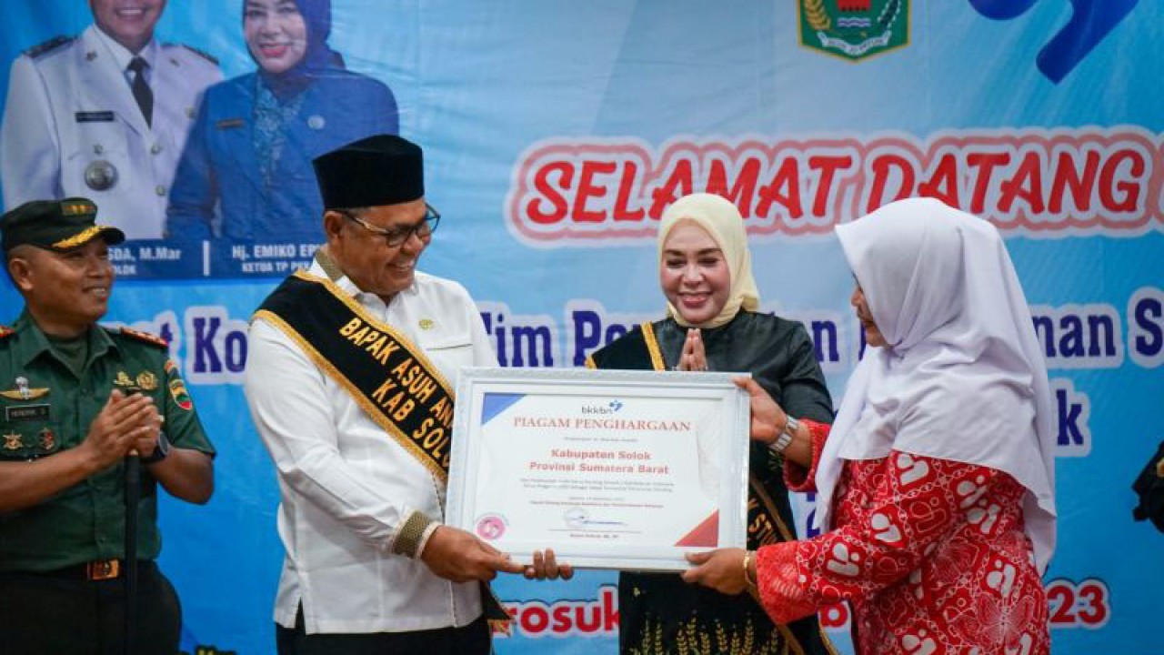 Bupati Solok Epyardi Asda (kiri) saat meperoleh penghargaan dari BKKBN RI perwakilan Sumbar (ANTARA/HO-Diskominfo Kabupaten Solok)