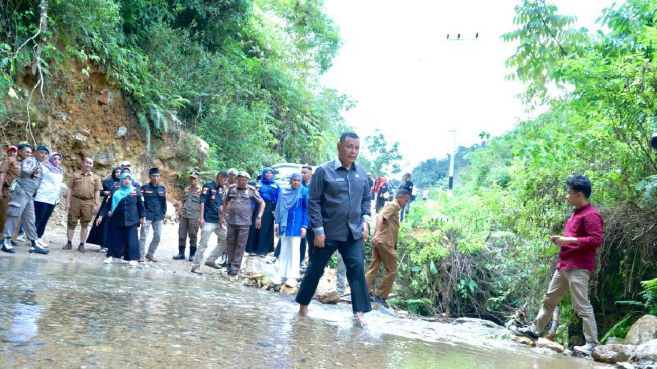 Bupati Solok Epyardi Asda melewati jalan penuh air di Nagari Garabak Data, Kecamatan Tigo Lurah, Kabupaten Solok, Sumatera Barat (ANTARA/HO-Diskominfo Kabupaten Solok)