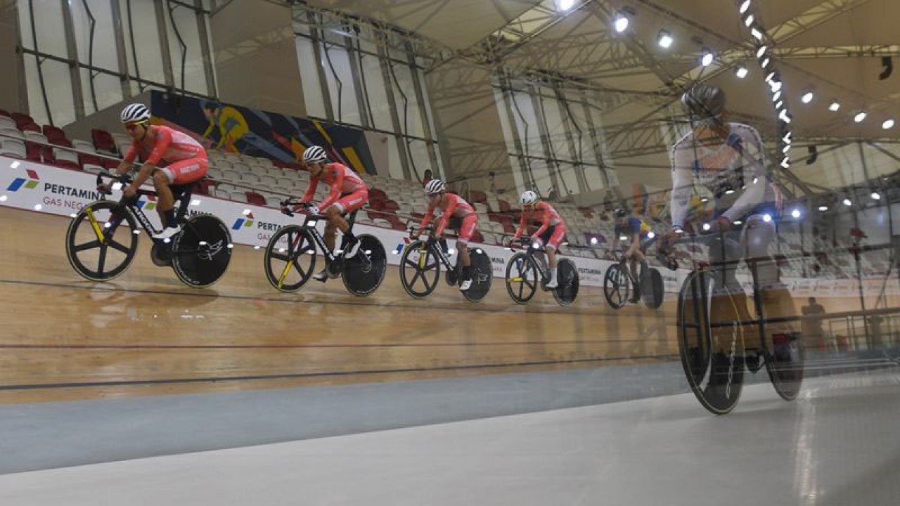 Sejumlah pesepeda dari tim Hong Kong berlatih menjelang ajang balap sepeda internasional Tissot UCI Track Nation Cup 2023 di Jakarta International Velodrome, Rawamangun, Jakarta, Rabu (22/2/2023). Ajang yang digelar pada 23-26 Pebruari 2023 dengan sekitar 500 atlet dari 41 negara peserta tersebut menjadi ajang mencari poin ke dalam peringkat Union Cycliste Internationale (UCI) sebagai penentu kelolosan atlet ke Olimpiade Paris 2024. ANTARA FOTO/Aditya Pradana Putra/nym.