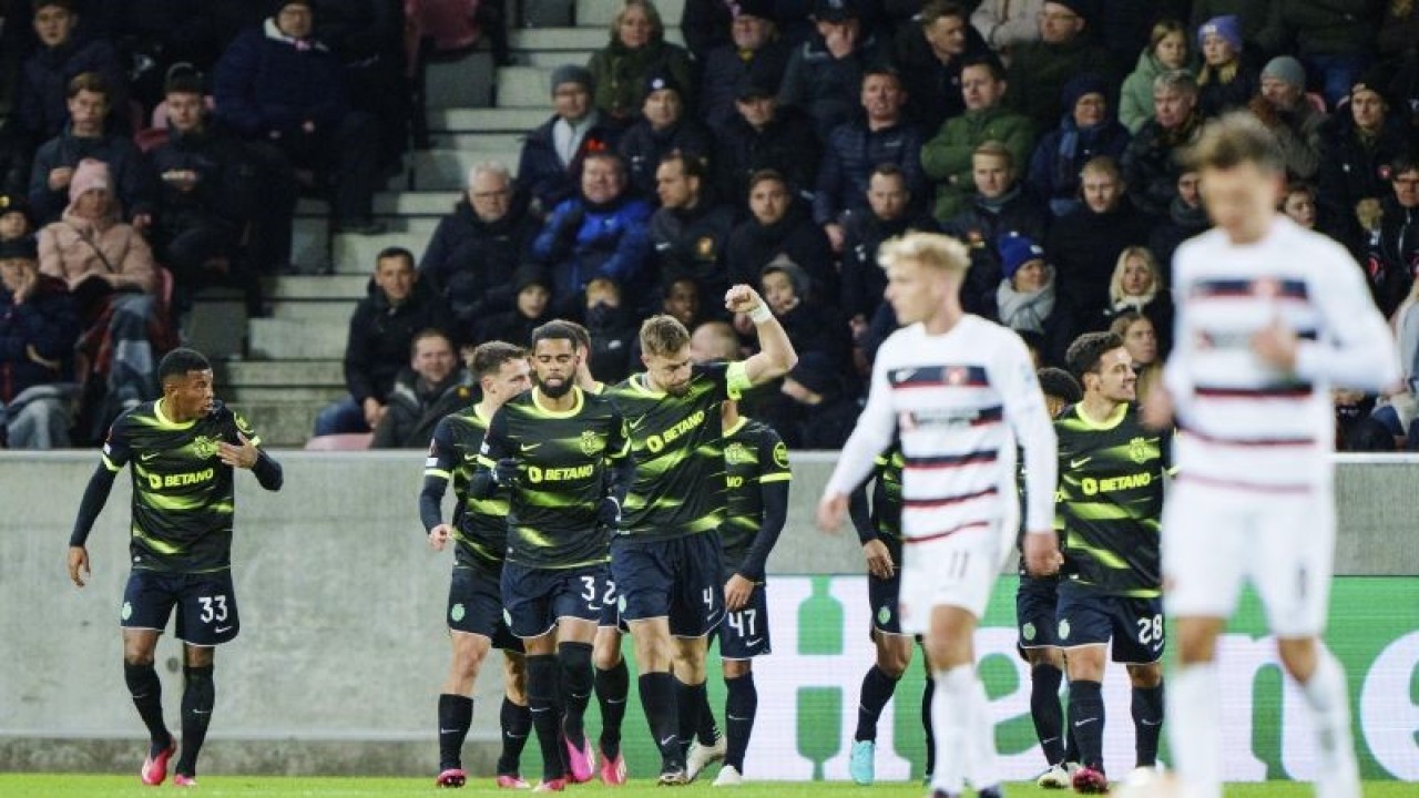 Gelandang Sporting Lisbon Pedro Goncalves (kedua dari kanan) merayakan gol yang dicetaknya pada pertandingan leg kedua playoff Liga Europa yang dimainkan di MCH Arena, Herning, Jumat (25/2/2023) dini hari WIB. (ANTARA/ AFP/Bo Amstrup / Ritzau Scanpix) (AFP)