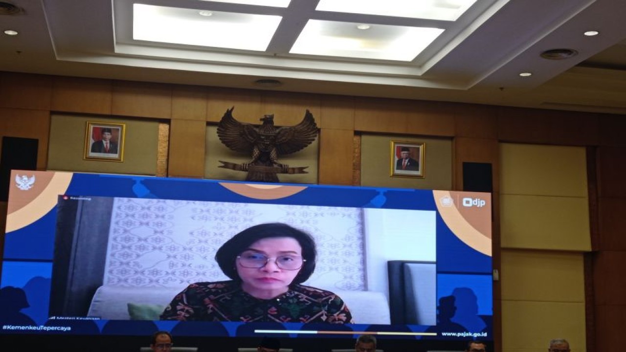 Menteri Keuangan Sri Mulyani Indrawati menghadiri konferensi pers secara virtual di Kantor Pusat Dirjen Pajak, Jakarta, Jumat (24/2/2023). ANTARA/Sanya Dinda