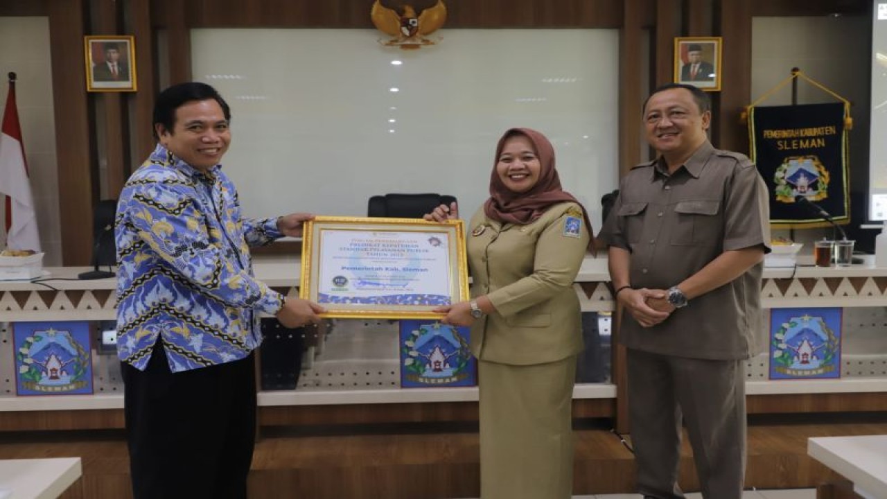 Bupati Kustini Sri Purnomo (dua kanan) menerima piagam penghargaan yang diserahkan Kepala Perwakilan Ombudsman DIY Budhi Masthuri (kiri) di Sleman, Yogyakarta, Senin (6/2/2023). (ANTARA/HO-Bagian Prokopim Setda Sleman)