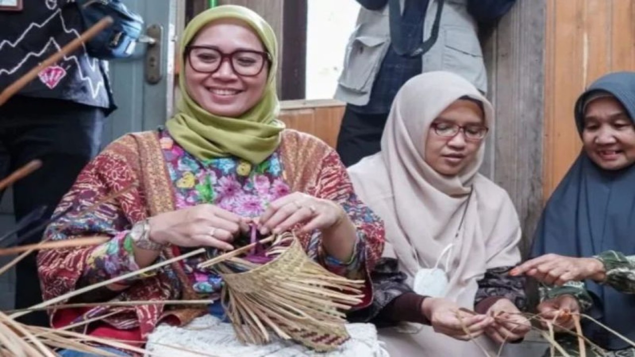Direktur Keuangan PLN Sinthya Roesly (paling kiri) yang juga merupakan Ketua Umum Srikandi PLN saat berada di Kampung Purun Banjarbaru, Kalimantan Selatan, Sabtu (4/2/2023). FOTO ANTARA/HO-PLN UID Kalselteng