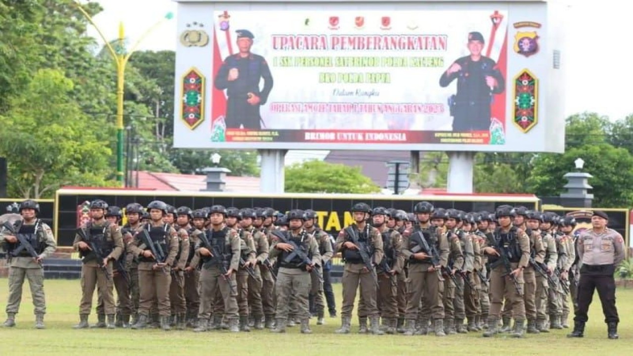 Satu SSK Satuan Brimob Polda Kalteng yang bergabung di Satgas Amole mengikuti acara pelepasan personel yang terlibat dalam BKO ke Papua di Halaman Barigas Polda setempat, Senin (20/2/2023). ANTARA/Humas Polda Kalteng