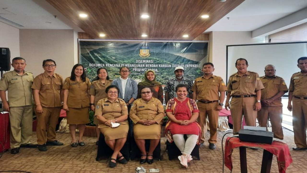 Staf Ahli Gubernur Provinsi Papua, Bidang Kemasyarakatan dan Sumber Daya Manusia (SDM) Elsye Penina Rumbekwan saat menghadiri Diseminasi Dokumen RPRKD di Kota Jayapura, Papua, Selasa (21/2). (ANTARA/HO-Pemprov Papua)