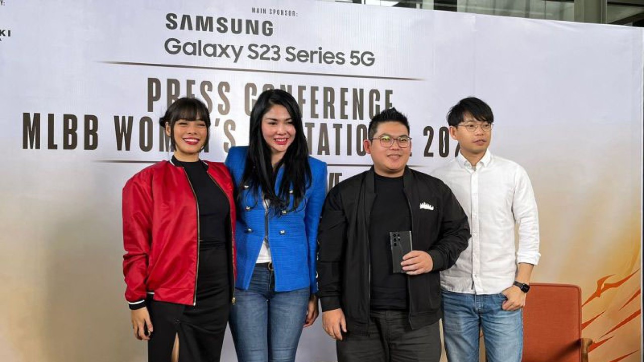 (Ki-ka) Staf Khusus Kesekjenan Bidang Komunikasi dan Pengembangan Industri Kreatif Esports PBESI Debora Imanuella; Wakil Ketua Penyelenggara MLBB Women's Invitational 2023  Ginta Kamka; MX Product Marketing Samsung Electronics Indonesia  Verry Octavianus Wijaya; dan Head of Esports Ecosystem MOONTON Games Ray Ng berfoto bersama usai jumpa pers di Jakarta, Senin (6/2/2023). (ANTARA/Arnidhya Nur Zhafira)