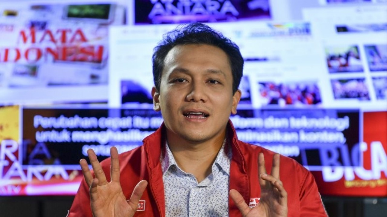 Staf Khusus Presiden Jokowi, Diaz Hendropriyono menjawab pertanyaan saat wawancara khusus dengan LKBN ANTARA di Wisma ANTARA, Jakarta, Rabu (14/11). ANTARA FOTO/Sigid Kurniawan/nz.