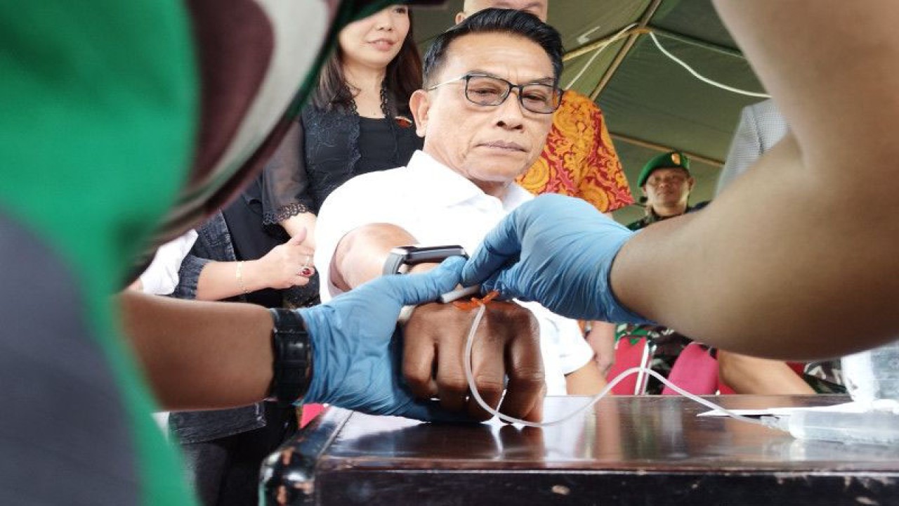 Kepala Staf Presiden Jenderal TNI Purn Moeldoko mengikuti penyuntikan Vitamin C di Dodik Bela Negara Rindam III Siliwangi, Kecamatan Lembang, Kabupaten Bandung Barat, Jawa Barat, Rabu (15/2/2023). (ANTARA/Bagus Ahmad Rizaldi)
