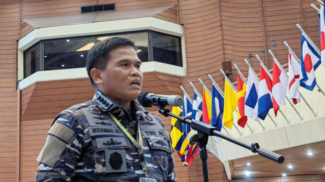 Kepala Staf TNI Angkatan Laut Laksamana TNI Muhammad Ali menyampaikan keterangan pers di sela-sela Rapat Pimpinan TNI AL di Markas Besar TNI AL, Cilangkap, Jakarta, Senin (13/2/2023). (ANTARA/Gilang Galiartha)