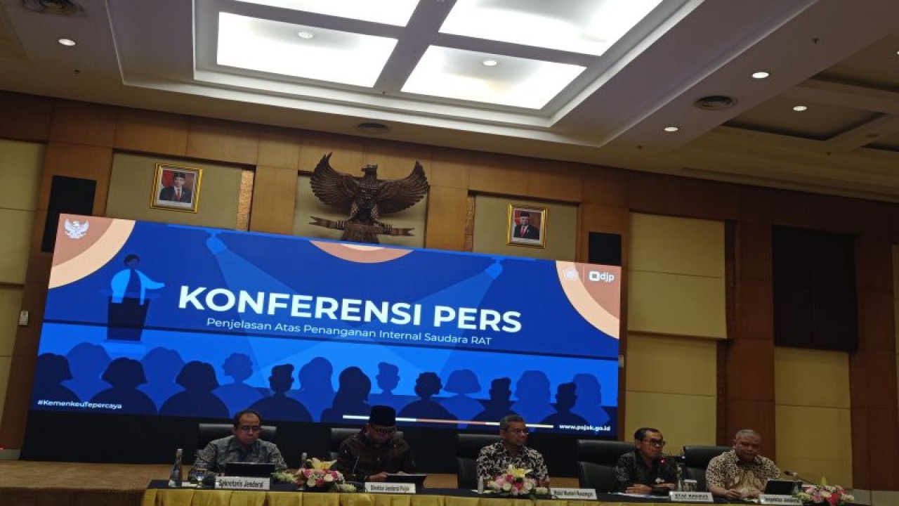 Jajaran Kementerian Keuangan dalam konferensi pers di Kantor DJP, Jakarta, Jumat (24/2/2023). ANTARA/Sanya Dinda