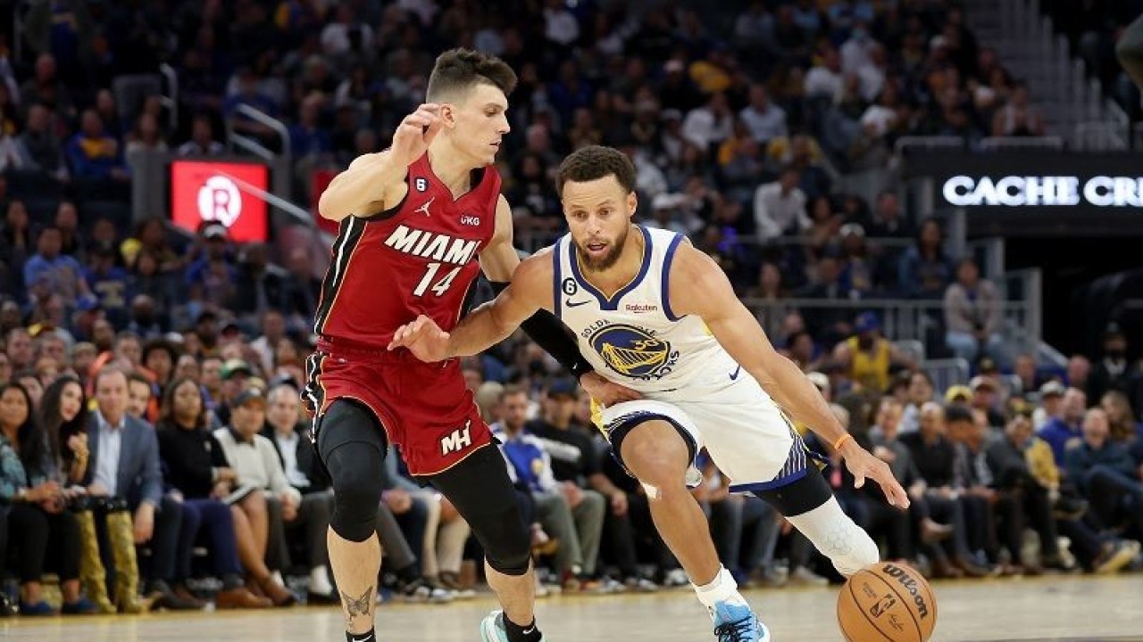 Pebasket Golden State Warriors Stephen Curry masih harus absen selama seminggu, atau setidaknya melewatkan empat laga lanjutan NBA menyusul cedera lutut dan kaki kiri yang ia derita selama beberapa waktu terakhir.