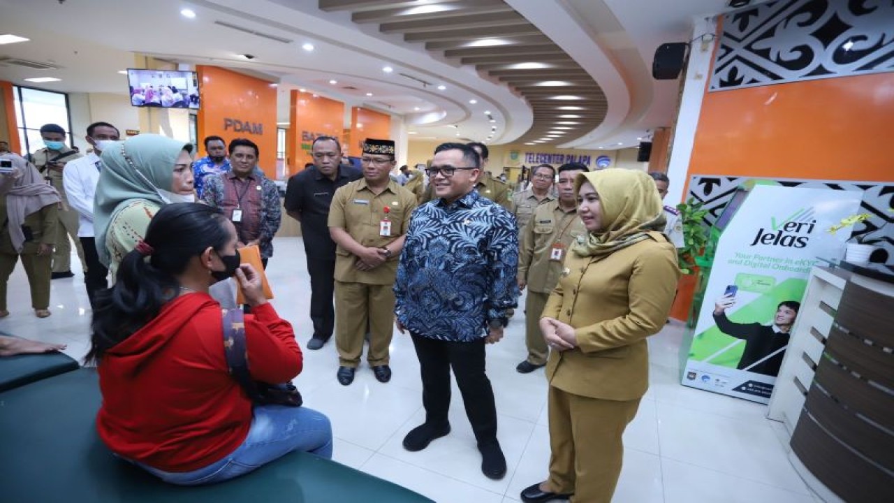 Menteri Pendayagunaan Aparatur Negara dan Reformasi Birokrasi (PANRB) Abdullah Azwar Anas saat meninjau pelayanan publik hingga penanganan stunting di Kota Mojokerto, Jawa Timur. ANTARA/HO-EI