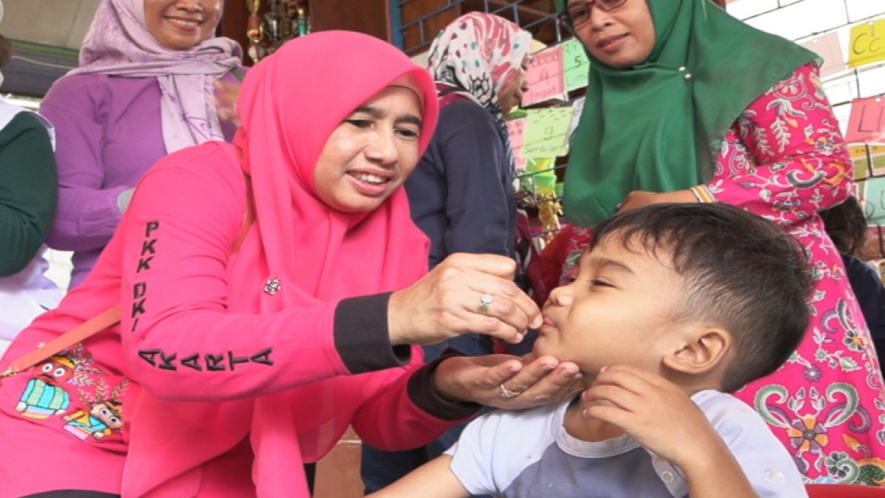 Pemerintah Kota Administrasi Jakarta Selatan memberikan vitamin A untuk mencegah tengkes (stunting) di Posyandu Pisang Emas, Jakarta, Jumat (10/2/2023). ANTARA/HO-Kominfotik Jakarta Selatan