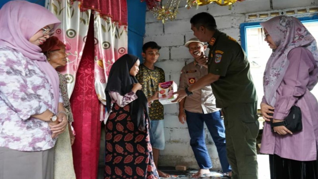 Bupati Merangin Nilwan Yahya mengunjungi ibu hamil beresiko bayi stunting di Merangin, Rabu (22/2/2023). (ANTARA/HO-Diskominfo Merangin)