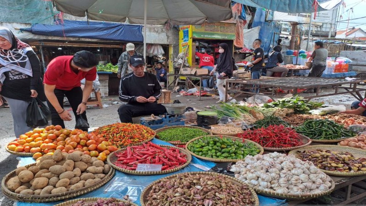Suasana di Pasar Kiaracondong, Kota Bandung, Jawa Barat. ANTARA/Shafira Az.