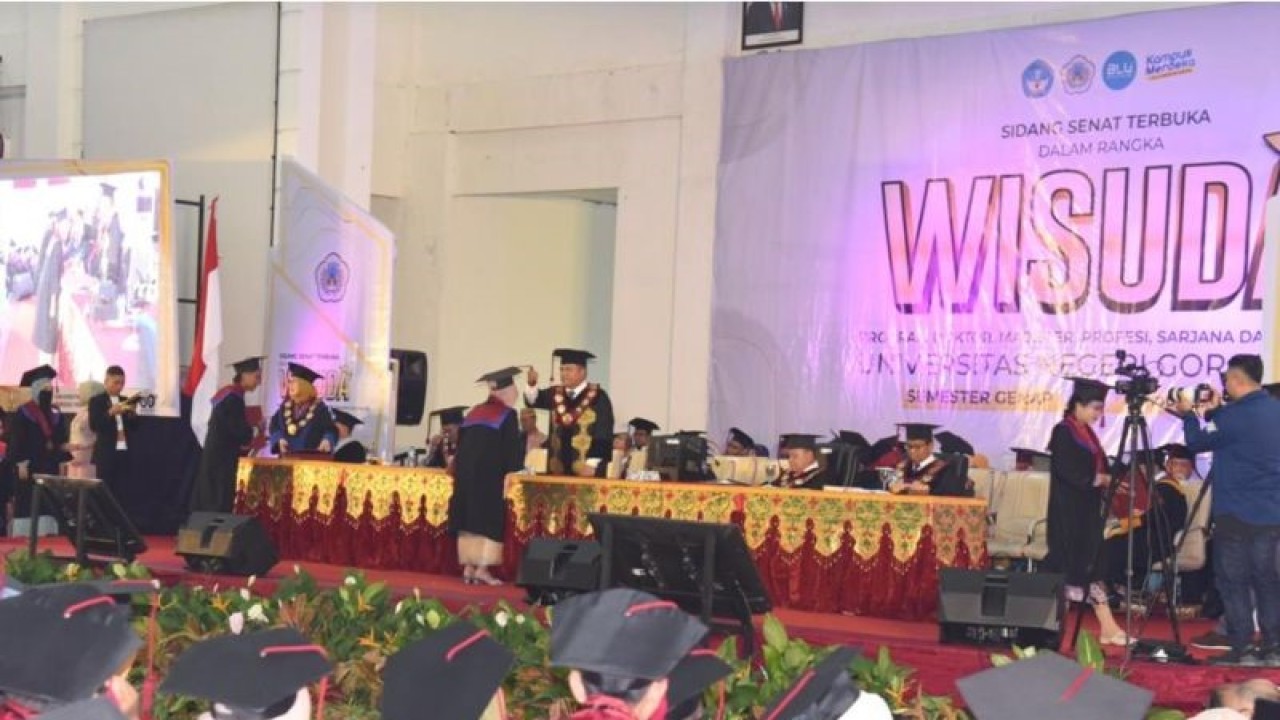 Suasana kelulusan mahasiswa yang meraih gelar akademik doktor dan magister, pada wisuda yang dilakukan di Gedung Auditorium UNG, Kota Gorontalo. ANTARA/HO-UNG
