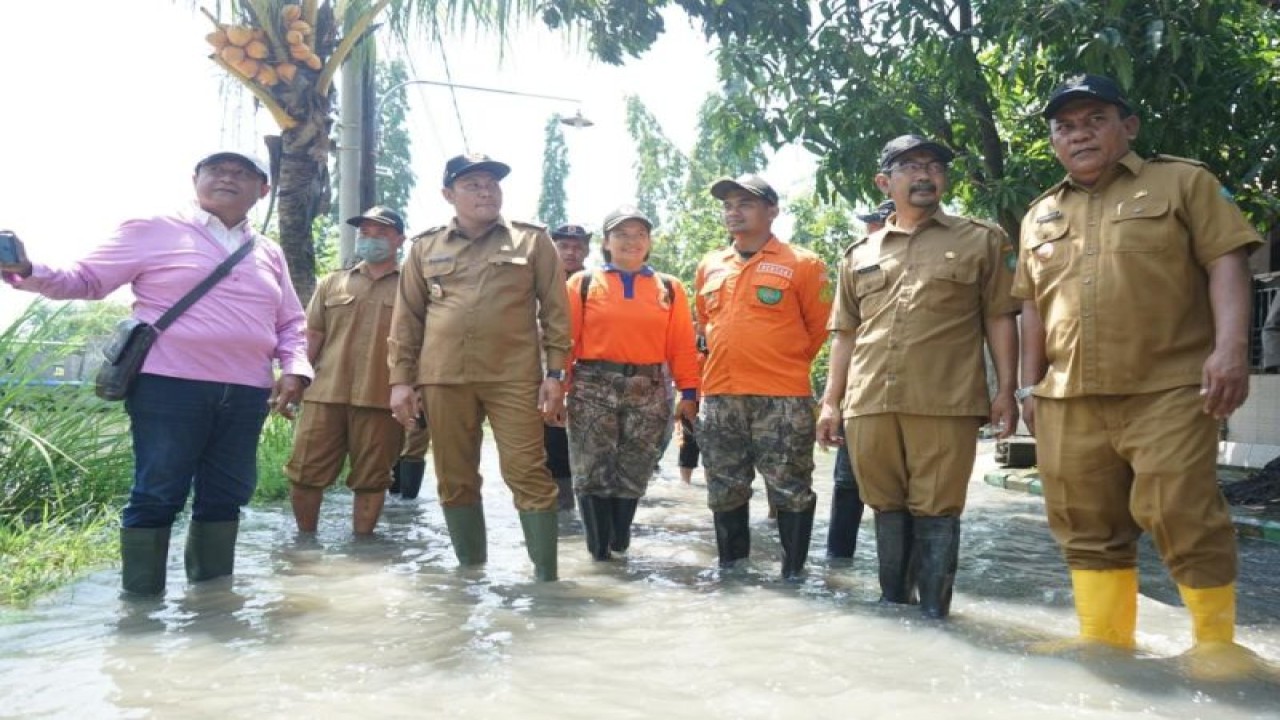 Wakil Bupati Sidoarjo Subandi (tiga kiri) bersama dengan pejabat setempat meninjau ke lokasi banjir di kabupaten setempat. ANTARA/HO-Pemkab Sidoarjo