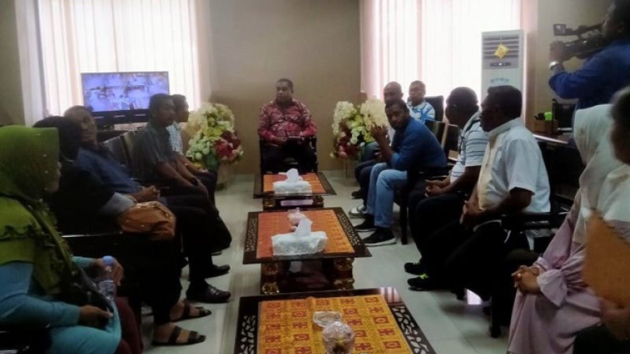 DPRD Maluku koordinasikan penanganan pengungsi korban eksekusi lahan di Jalan Jenderal Sudirman Ambon yang masih mengungsi di masjid. (6/2/2023).(ANTARA/daniel/)
