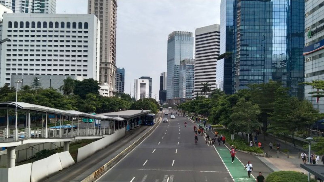 Arsip warga menikmati suasana Hari Bebas Kendaraan Bermotor (HBKB) di Jalan Sudirman, Jakarta, Minggu (22/1/2023). ANTARA/Dewa Ketut Sudiarta Wiguna