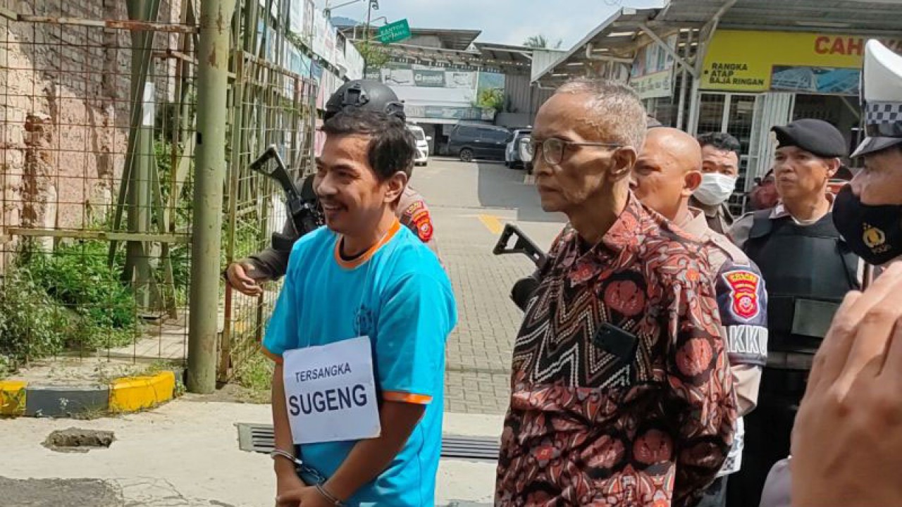 Tersangka sopir sedan mewah merek Audi type A6, Sugeng Gautama, dihadirkan penyidik dalam rekonstruksi ulang kasus tabrak lari yang menyebabkan mahasiswi Cianjur meninggal dunia di Jalan Raya Bandung-Cianjur, Selasa (21/2/2023).(ANTARA/Ahmad Fikri). (Ahmad Fikri)