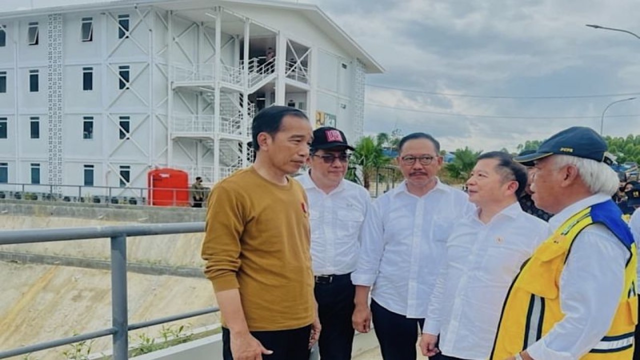 Tangkapan vritual Presiden Joko Widodo, Menteri Badan Perencanaan Pembangunan Nasional (Bappenas) Suharso Monoarfa, Menteri Pekerjaan Umum dan Perumahan Rakyat (PUPR) Basuki Hadimuljono, beserta jajaran lainnya saat melakukan kunjungan kerja ke Kawasan Ibu Kota Negara, Penajam Paser Utara, Kalimantan Timur, Kamis (24/2/2023). ANTARA/M. Baqir Idrus Alatas