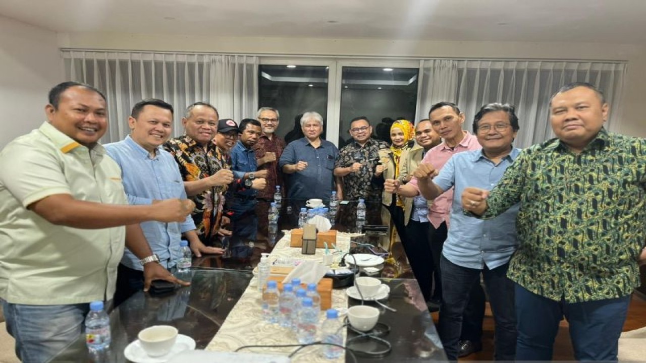 Sukarelawan Anies Baswedan dari empat komunitas mendorong pemerintah mengawal Pemilihan Umum (Pemilu) 2024 yang jujur dan adil di Jakarta, Rabu (15/2/2023). ANTARA/HO