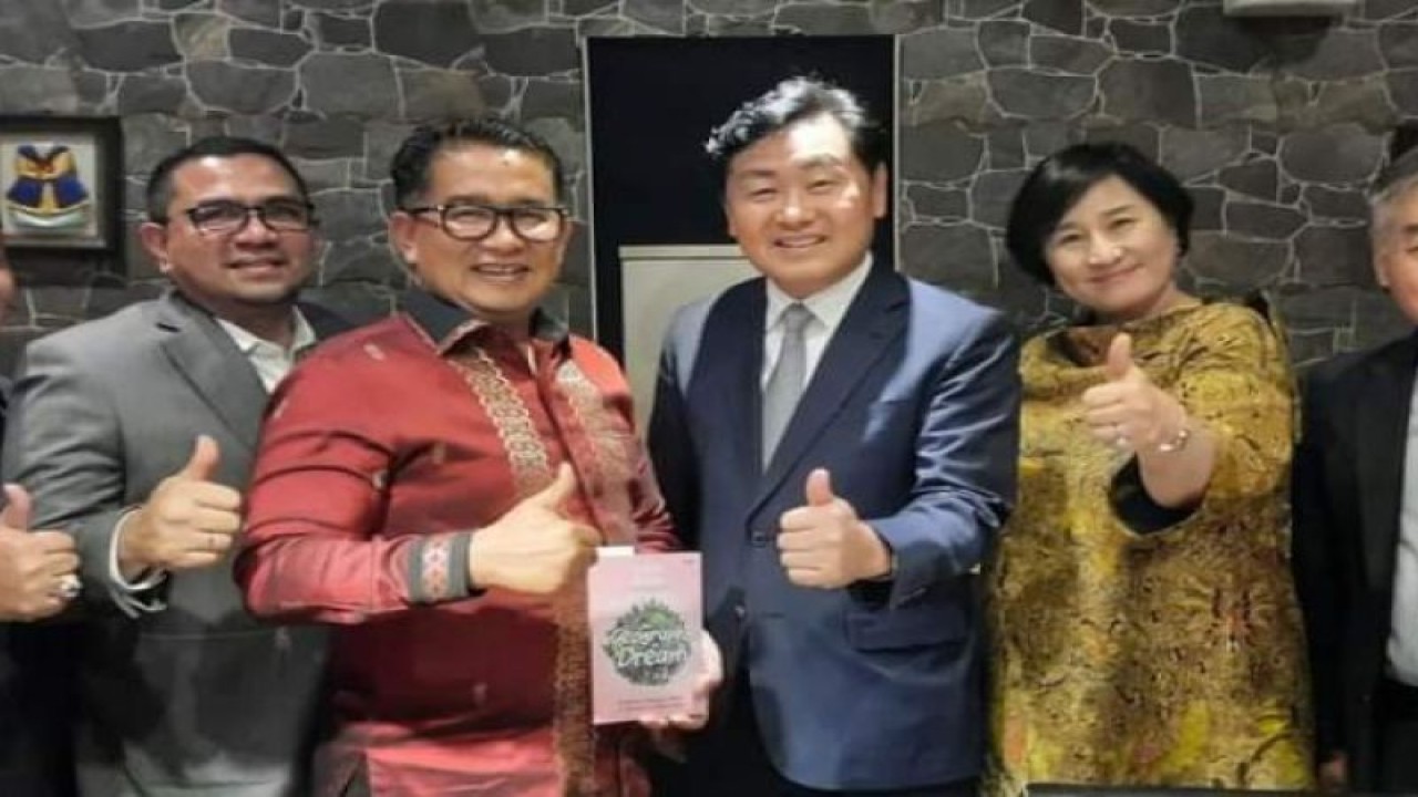 Penjabat Gubernur Sulbar Akmal Malik bertemu dengan Gubernur Jeollabuk-do Kim Kwan-young membahas kerja sama dibidang pertanian, di Mamuju, Sabtu (18/2/2023). ANTARA/M Faisal Hanapi