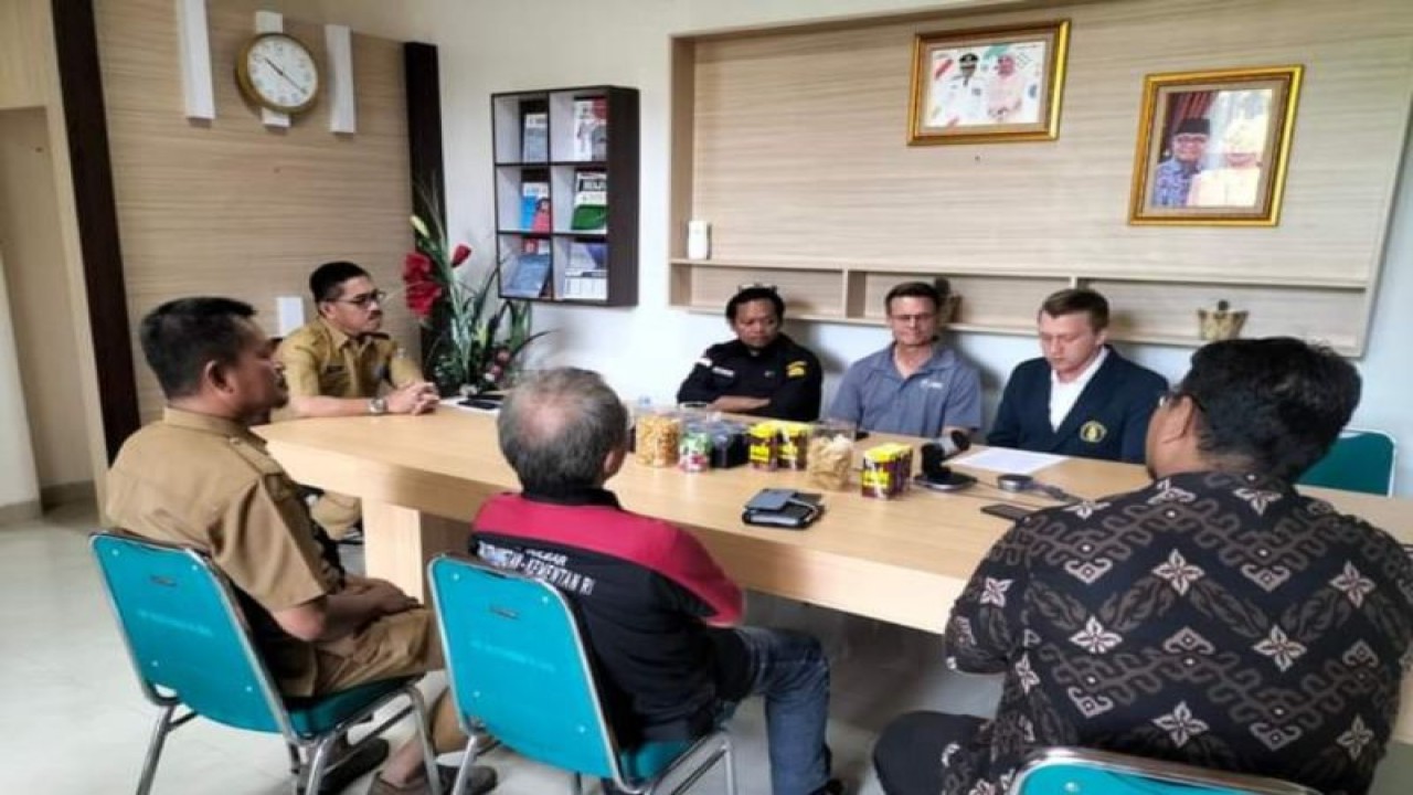 Kepala Badan Penelitian dan Pengembangan Daerah (Balitbangda) Provinsi Sulbar, Ir Hamzah menerima Resource Exchange International (REI) untuk membahas upaya pengembangan pisang Lokapere di Mamuju, Minggu (19/2/2023) ANTARA Foto/ M Faisal Hanapi
