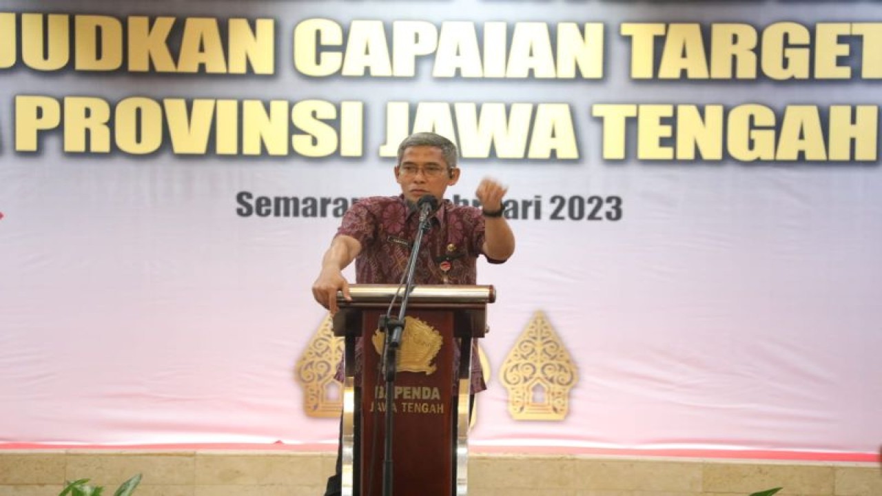 Sekda Provinsi Jawa Tengah Sumarno saat membuka Rapat Koordinasi Percepatan Penanggulangan Kemiskinan Ekstrem di Gedung Gradhika Bhakti Praja, Semarang, Selasa (7/2/2023). ANTARA/HO-Humas Pemprov Jateng