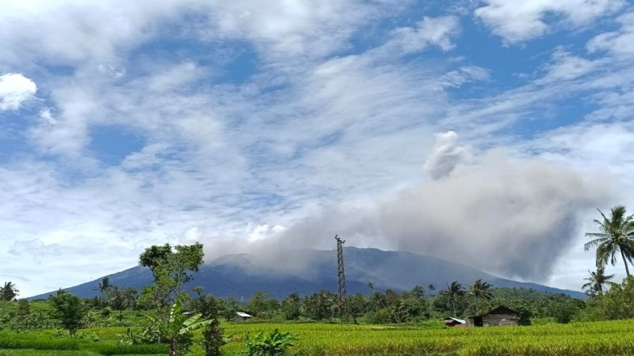 Gunung Marapi Sumbar kembali mengalami erupsi, dengan ketinggian abu vulkanik mencapai 400 meter dari puncak. (ANTARA/HO)