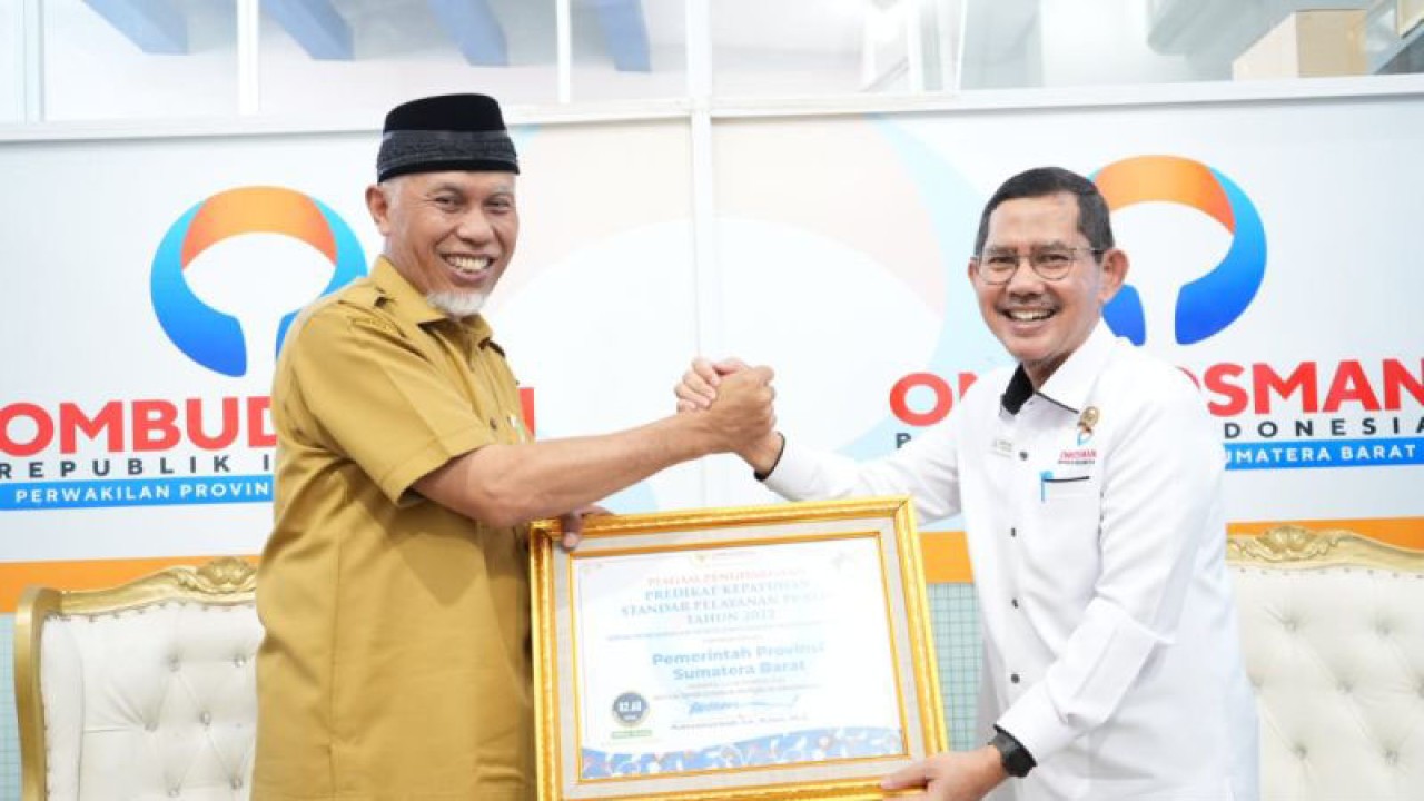 Gubernur Sumbar Mahyeldi menerima penghargaan dari Ombudsman. ANTARA/Dok Diskominfotik Sumbar