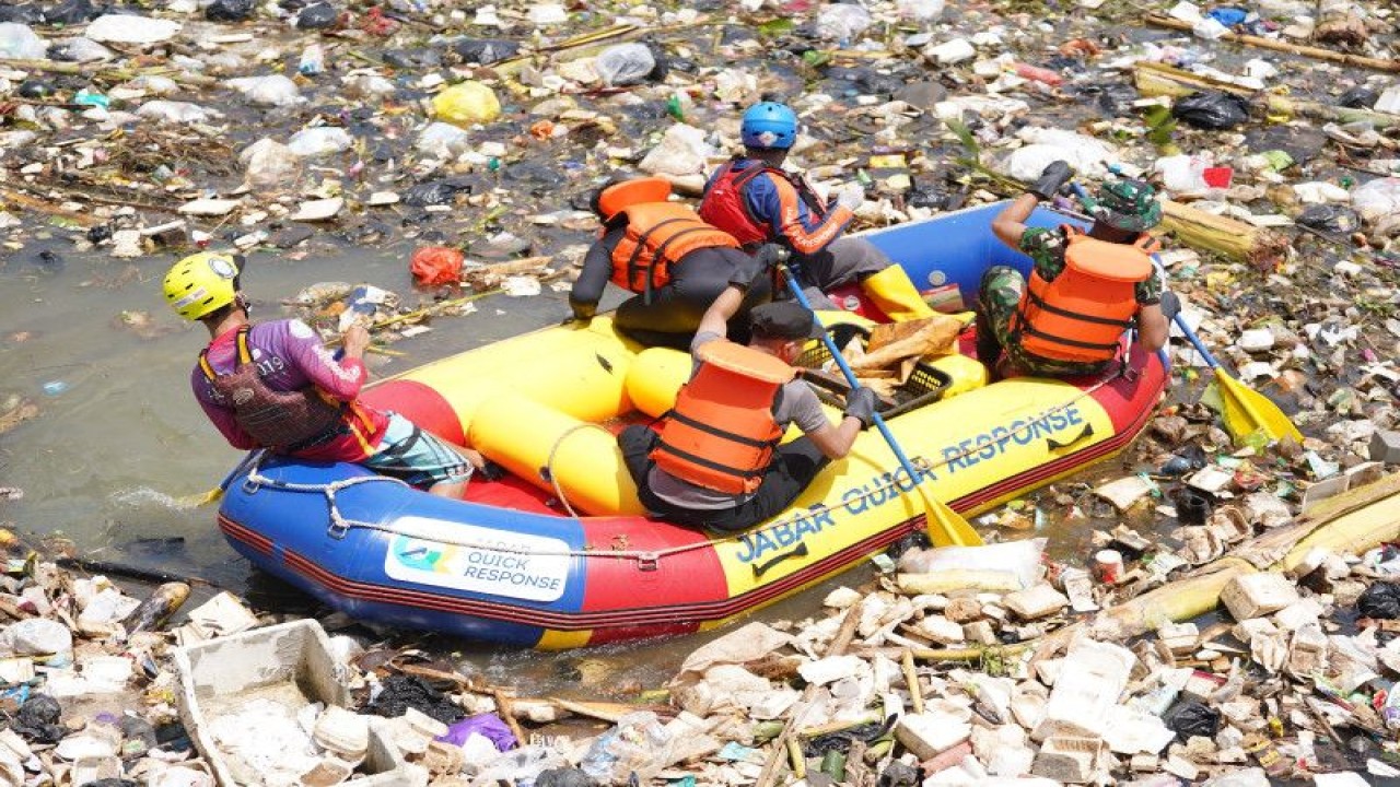 Tim Respons Cepat Pemerintah Provinsi Jawa Barat, Jabar Quick Response (JQR), Pandawara Group dan sejumlah pemengaruh, berhasil mengangkat sampah seberat 5 ton di Sungai Cikeruh Bendungan, Jawa Barat, kegiatan tersebut digelar dalam rangka memperingati Hari Peduli Sampah Nasional.  (ANTARA/HO-Humas JQR)