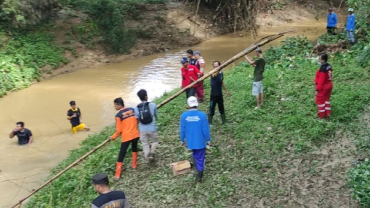 Tim gabungan Pemkab Pamekasan menggelar aksi bersih-bersih aliran sungai guna mencegah banjir. (ANTARA/Abd. Aziz)