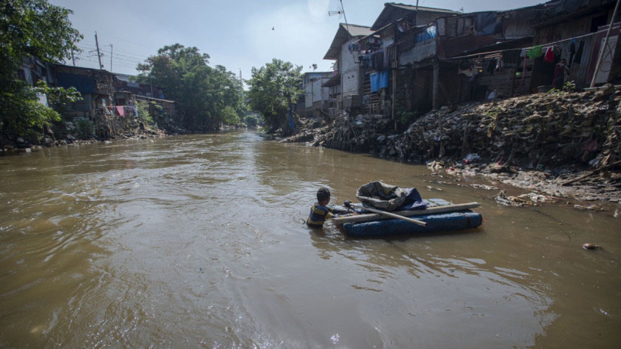 Warga memulung sampah yang hanyut di Sungai Ciliwung, Kampung Melayu, Jakarta, Selasa (27/7/2021). ANTARA FOTO/Aditya Pradana Putra/wsj.