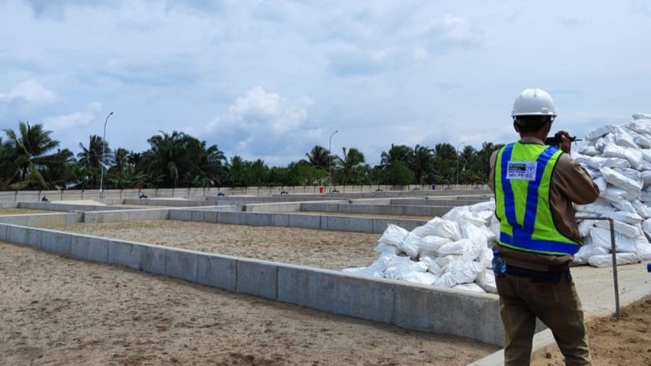 Kegiatan pembangunan IPAL domestik di Kecamatan Kalidoni, Kota Palembang, Provinsi Sumatera Selatan, Kamis (2/2/2023). Pembangunan instalasi pengolahan limbah ditujukan untuk mengurangi pencemaran Sungai Musi. (ANTARA/M Riezko Bima Elko P)
