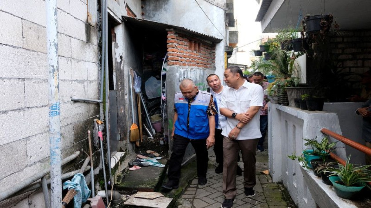 Wali Kota Surabaya Eri Cahyadi saat menyerahkan kunci rumah yang dibedah di Sutorejo, Mulyorejo, Surabaya, Selasa (14/2/2023). (ANTARA/HO-Diskominfo Surabaya)