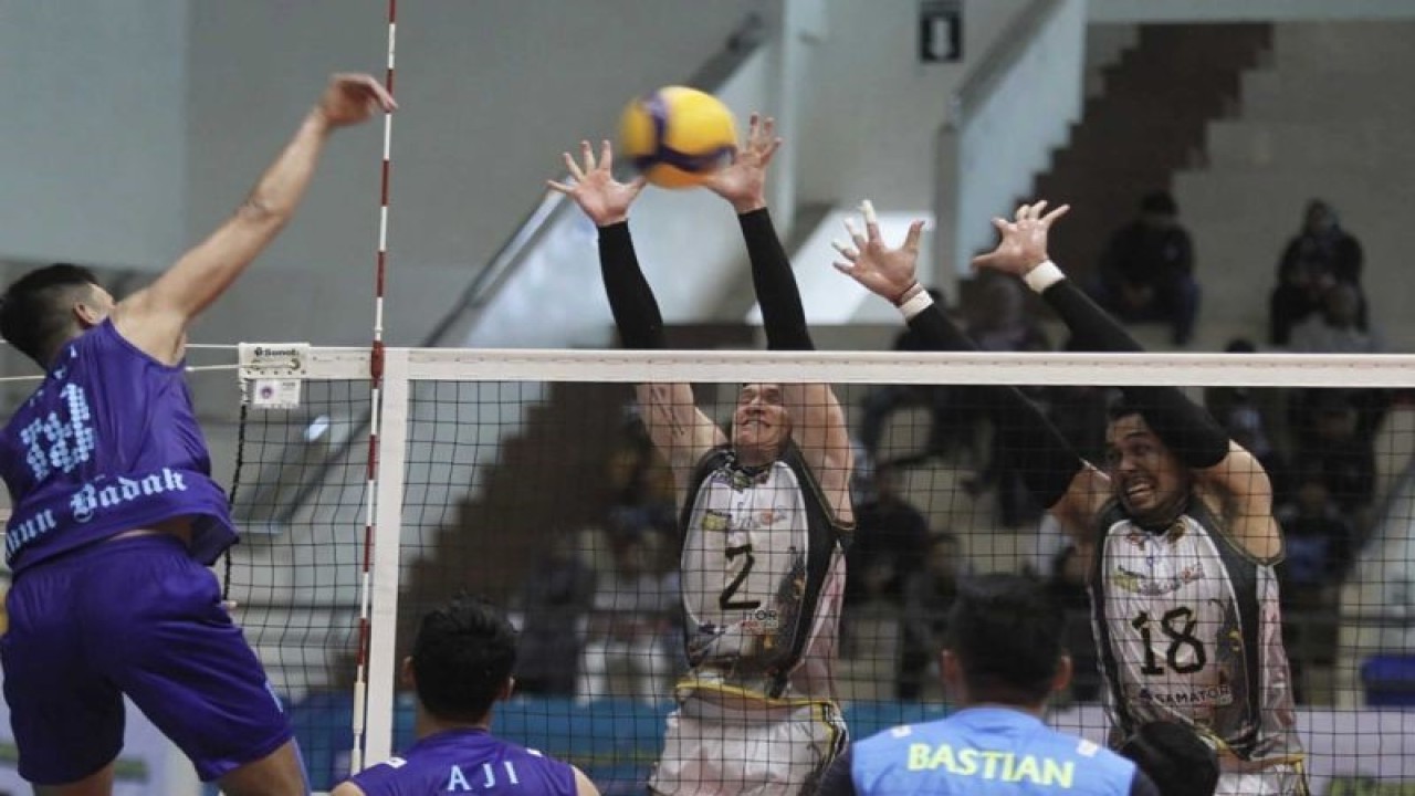 Pertandingan antara Surabaya BIN Samator melawan Kudus Sukun Badak pada laga lanjutan PLN Mobile Proliga 2023 seri kedua putaran kedua di Gor Ken Arok, Kota Malang, Jawa Timur, Minggu (12/2/2023). (ANTARA FOTO/Ari Bowo Sucipto)