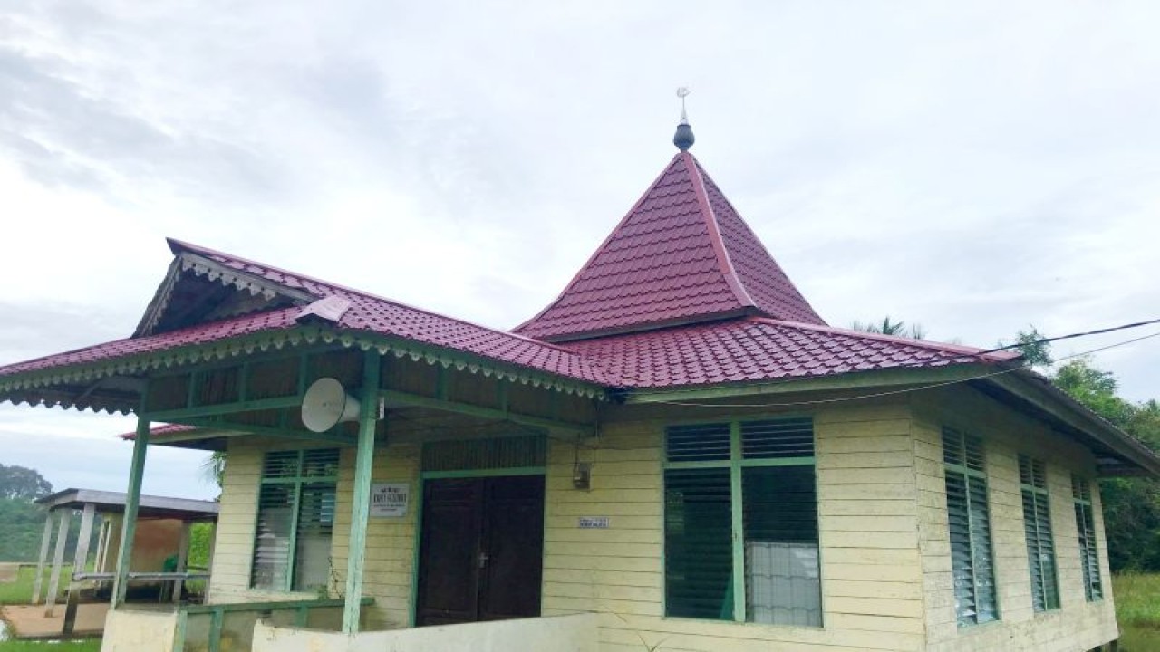 Surau Raden Sulaiman di Desa Sebangun, Kecamatan Sebawi, Kabupaten Sambas, Kalimantan Barat. ANTARA/Ade