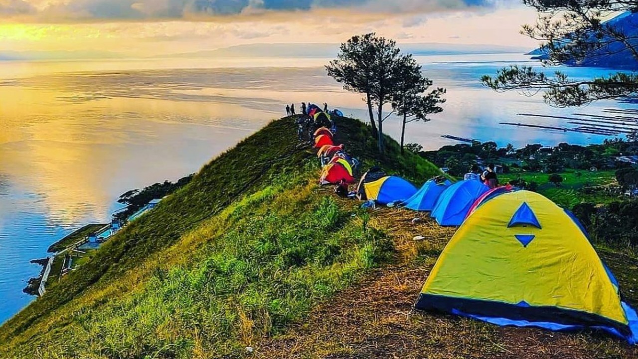 Bukit Siadtaratas, satu spot untuk melihat Danau Toba dari ketinggian.