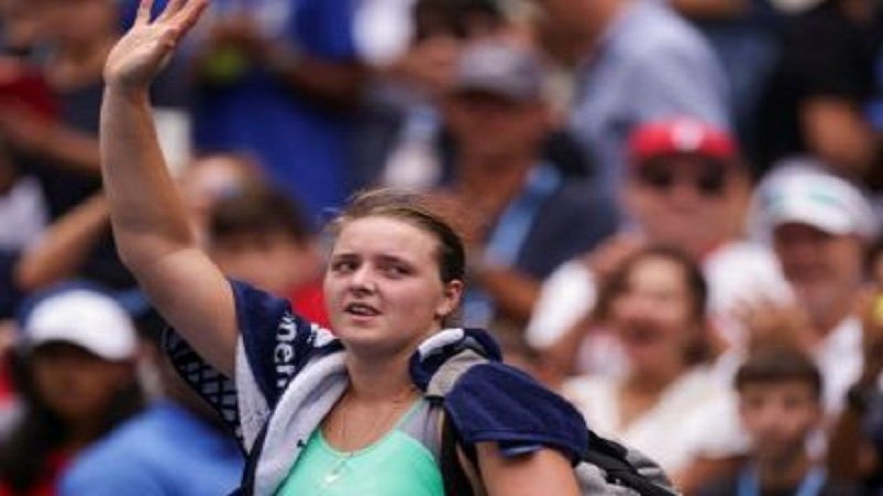 Petenis Polandia Iga Swiatek melambaikan tangan kepada penonton setelah mengalahkan petenis Jerman Jule Niemeier pada putaran ketiga tunggal putri US Open 2022 di USTA Billie Jean King National Tennis Center di New York, 5 September 2022. (Photo by KENA BETANCUR / AFP)