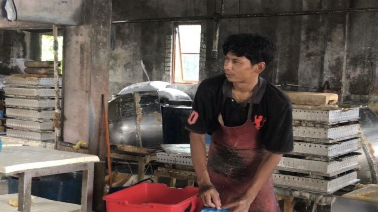 Soerang pengrajin tahu saat melakukan produksi pembuatan tahu dan tempe di Batam, Kepri (ANTARA/Jessica)