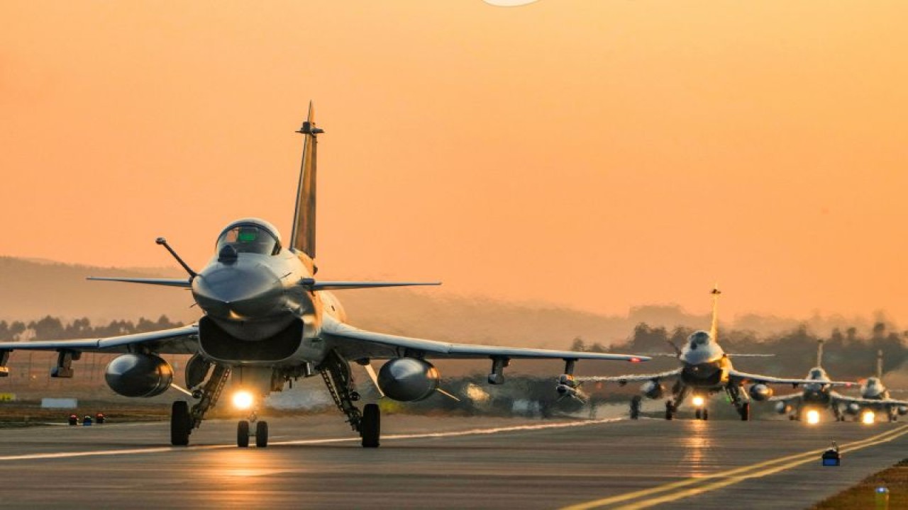 Formasi jet tempur milik Angkatan Udara Tentara Pembebasan Rakyat China (PLA) yang tergabung dalam Komando Armada Selatan sebelum lepas landas dalam latihan penerbangan pada pertengahan Januari 2023. ANTARA/HO-China Military.