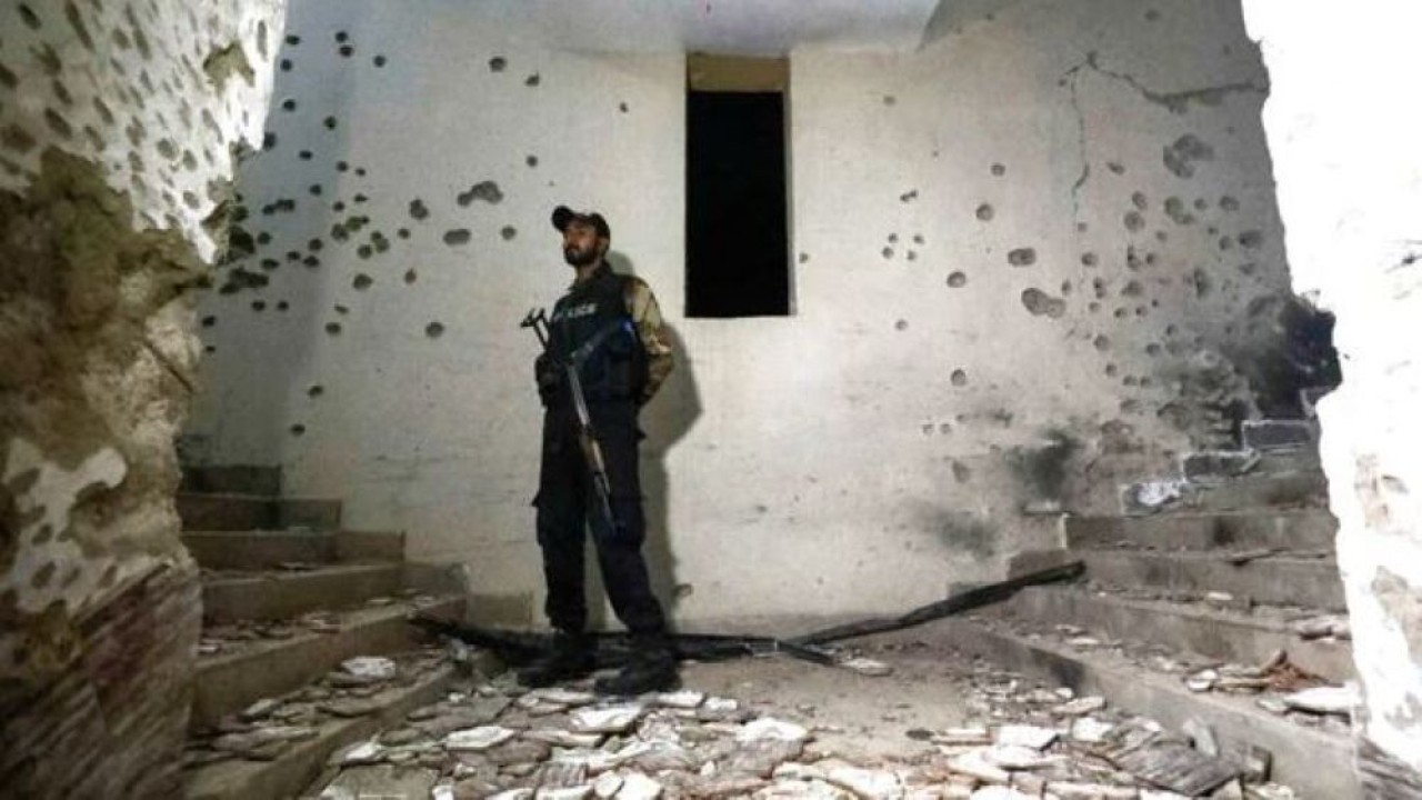 Seorang petugas polisi berjaga setelah serangan pasukan Taliban Pakistan di sebuah kantor polisi di Karachi, pada 17 Februari 2023. (Reuters)