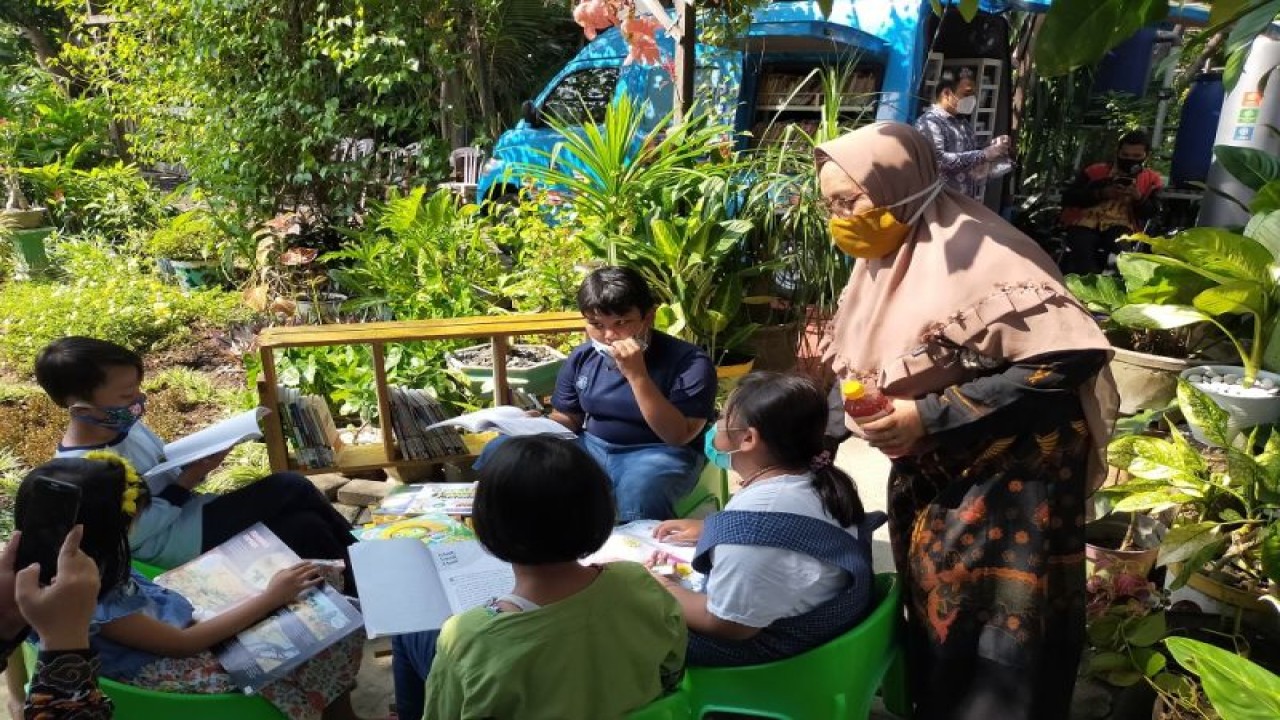 Sejumlah anak sedang membaca di salah satu taman bacaan masyarakat (TBM) Kota Surabaya, Rabu (8/2/20223). (ANTARA/HO-Diskominfo Surabaya)