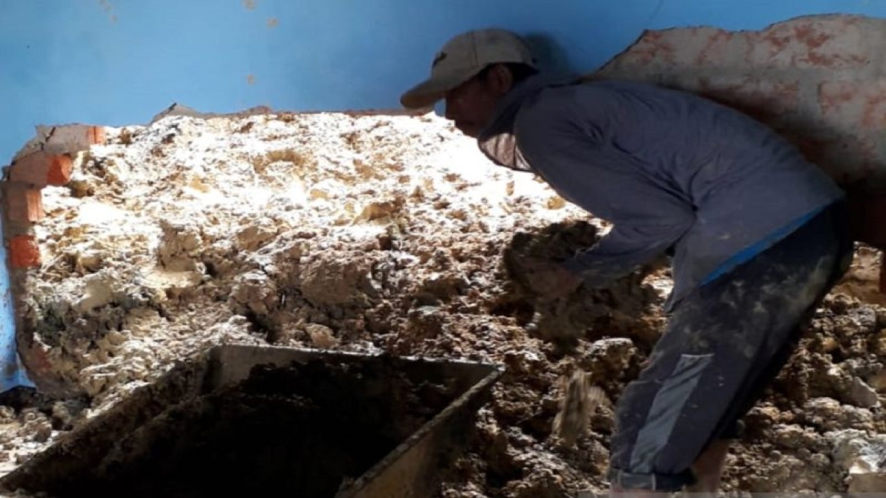 Bencana tanah longsor yang menjebol rumah warga di Kampung Ciporeang, RT 004, RW 006, Desa/Kecamatan Ciemas, Kabupaten Sukabumi, Jabar pada Senin, (23/1). Antara/HO/BPBD Kabupaten Sukabumi
