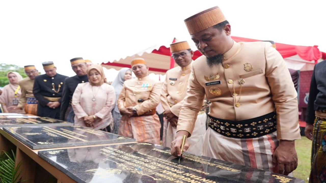 Gubernur Sulsel menandatangani prasasti resmikan TPI Beba di Kabupaten Takalar, Jumat,(10/2/2023).ANTARA/HO-Humas Pemprov Sulsel