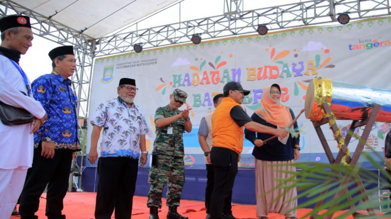 Wakil Wali Kota Sachrudin (jaket kuning) didampingi Camat Batuceper Katrina (Kanan) dan tokoh masyarakat saat membuka acara yang berlangsung di Situ Batusari, Batuceper, Jumat