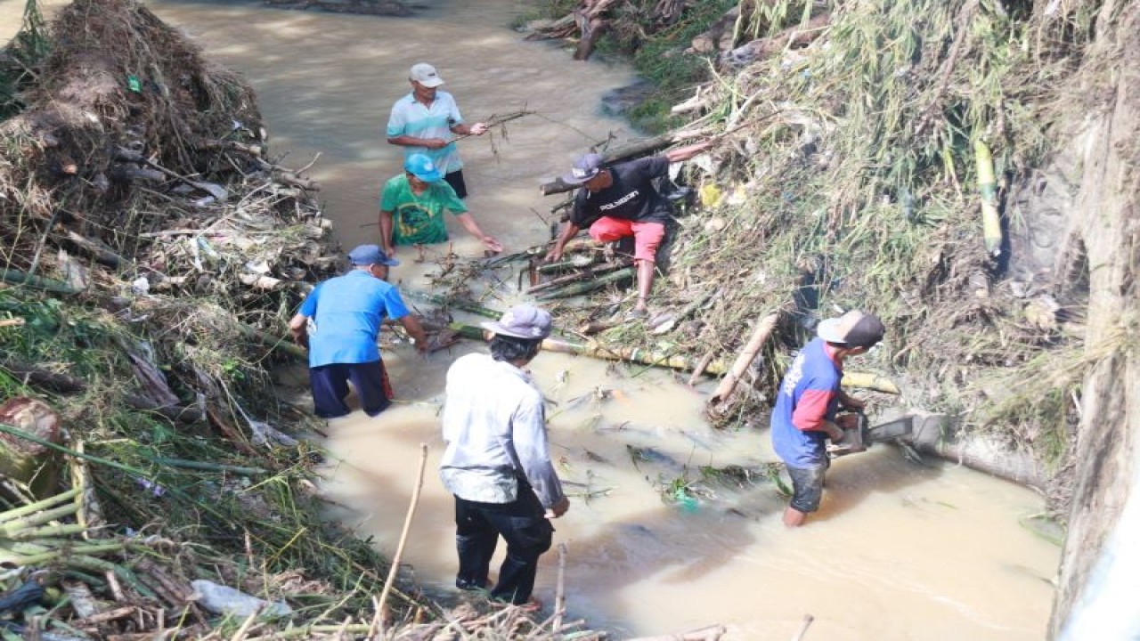 Pembersihan sungai usai dilanda banjir di Kabupaten Mojokerto. ANTARA/HO Pemkab Mojokerto