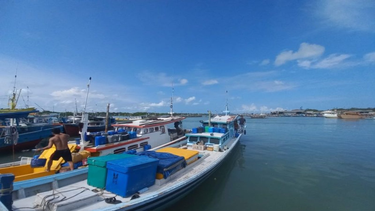 Ilustrasi: Sejumlah kapal nelayan sedang bersandar dermaga Pelabuhan Perikanan Nusantara (PPN) Tanjung Pandan ketika tidak melaut akibat cuaca buruk (babel.antaranews.com)