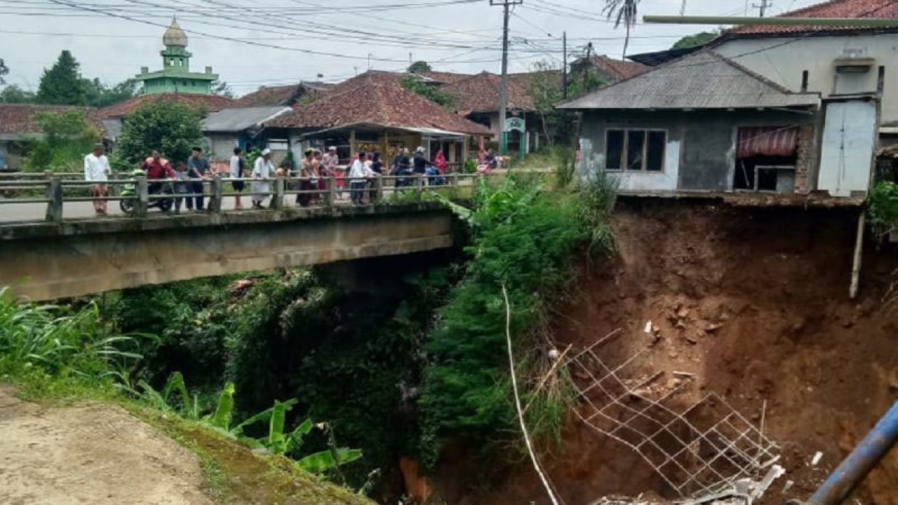 Tebing setinggi 30 meter dengan panjang 20 meter di Kampung Gudang, Desa Ciheulangtonggoh, Kabupaten Sukabumi, Jabar yang longsor akibat tergerus aliran Sungai Ciheulang. Antara/Aditya Rohman